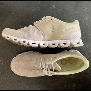 Like new— on cloud running shoe